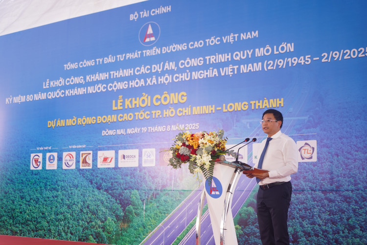 Bộ trưởng Bộ Tài chính Nguyễn Văn Thắng đánh giá cao VEC đã nhanh chóng, chủ động trong công tác chuẩn bị dự án, sắp xếp, bố trí vốn đẩy nhanh tiến độ