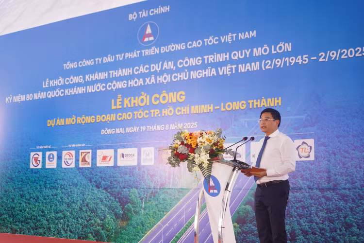 Bộ trưởng Bộ Tài chính Nguyễn Văn Thắng đánh giá cao VEC đã nhanh chóng, chủ động trong công tác chuẩn bị dự án, sắp xếp, bố trí vốn đẩy nhanh tiến độ