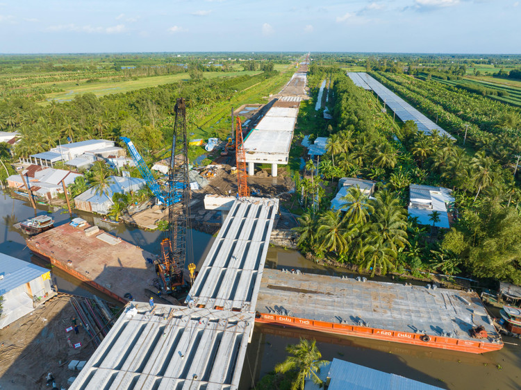 Đồng loạt lắp dầm cầu thuộc cao tốc Châu Đốc - Cần Thơ - Sóc Trăng