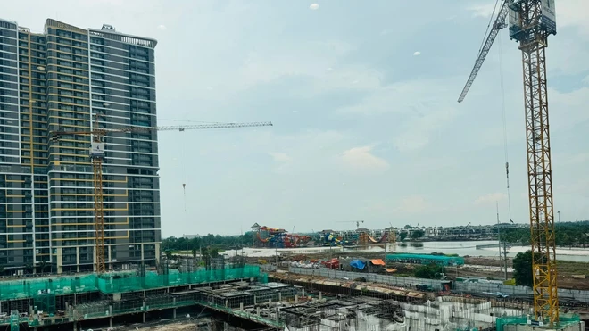 Nguồn cung năm 2026 có thể tăng mạnh trở lại, khi hàng loạt dự án tồn đọng được “cởi trói”, đồng thời thanh khoản thị trường đang phục hồi theo hướng thực chất hơn, gắn với nhu cầu ở thực thay vì đầu cơ ngắn hạn. Ảnh: An Nhiên