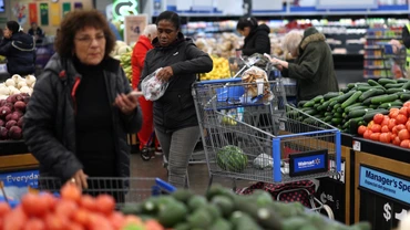 Lạm phát Mỹ tăng tốc: Giá thực phẩm và thuê nhà đè nặng lên túi tiền người dân