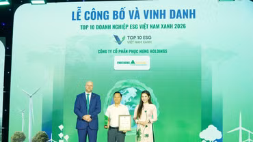 Phó Tổng giám đốc Lã Đức Thọ đại diện Phục Hưng Holdings lên nhận giải