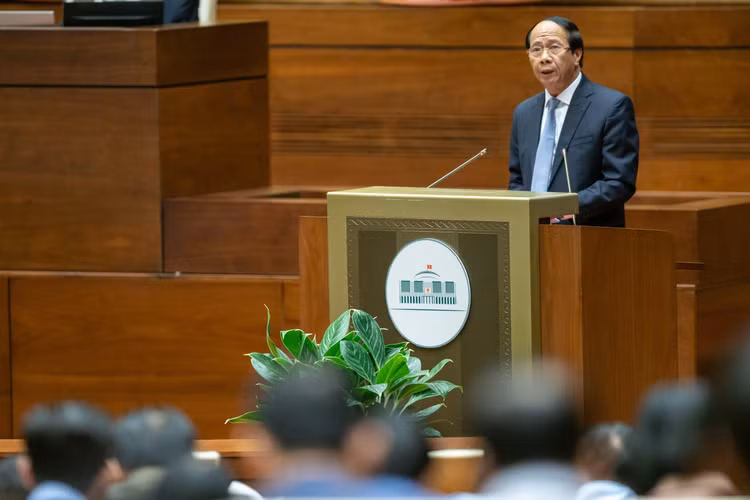 Thừa ủy quyền của Thủ tướng Chính phủ, Phó Thủ tướng Chính phủ Lê Văn Thành trình bày Tờ trình về Dự án Luật Đất đai (sửa đổi) trước Quốc hội sáng 1/11/2022 (ảnh: QH)