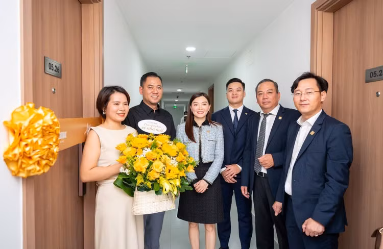 Bà Nguyễn Ngọc Ánh - Phó Chủ tịch Kim Oanh Group, ông Lê Viết Hiếu - Phó Chủ tịch Tập đoàn Hòa Bình (thứ 3 từ phải sang) cùng bàn giao nhà và chúc mừng cư dân an cư tại tổ ấm Legacy Central