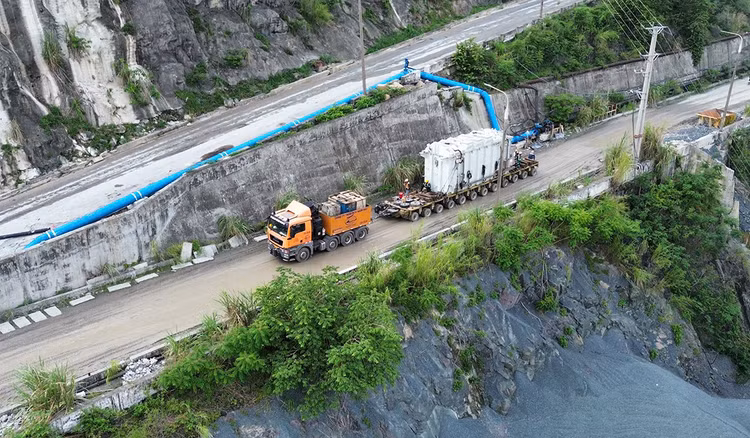 Máy biến áp được vận chuyển tới công trường Thủy điện Hòa Bình mở rộng trong sáng ngày 24/6/2025 (ảnh: EVN)
