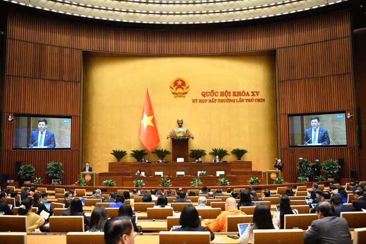 Thừa ủy quyền của Thủ tướng Chính phủ, Bộ trưởng Bộ Công Thương Nguyễn Hồng Diên trình bày Tờ trình của Chính phủ về cơ chế, chính sách đặc thù đầu tư xây dựng Dự án Điện hạt nhân Ninh Thuận (ảnh: CT)