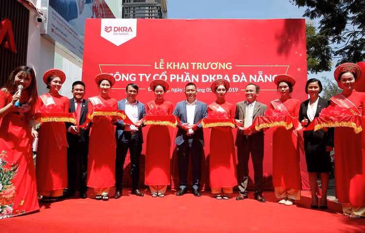 Ban lãnh đạo DKRA Vietnam và DKRA Đà Nẵng thực hiện nghi thức cắt băng khánh thành tại buổi lễ khai trương Công ty CP DKRA Đà Nẵng