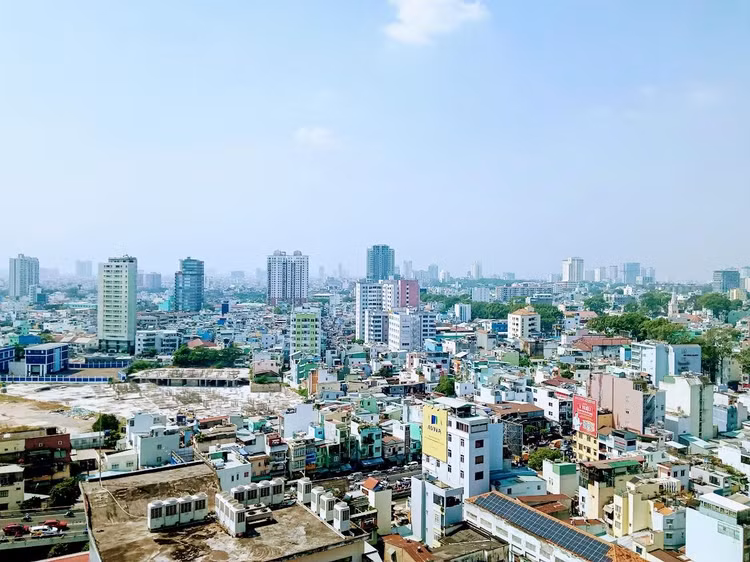 Đại dịch Covid-19 kéo theo việc giãn cách xã hội trong một thời gian dài đã làm đảo lộn mọi kế hoạch kinh doanh của các doanh nghiệp bất động sản. Ảnh: Ngô Bảo Tín