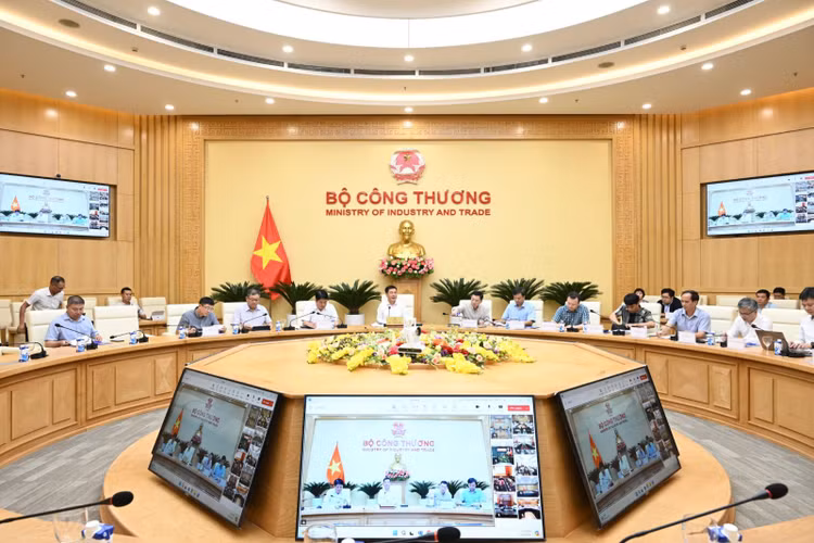 Bộ trưởng Bộ Công Thương Nguyễn Hồng Diên chủ trì cuộc họp (ảnh: Moit)
