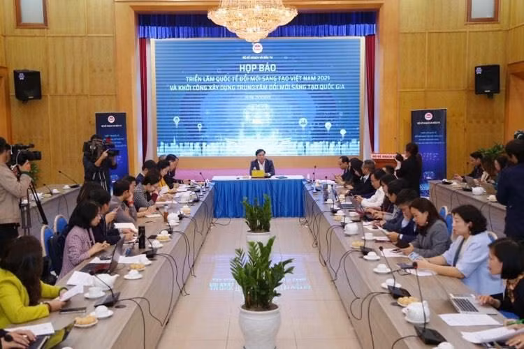 Thứ trưởng Bộ Kế hoạch và Đầu tư Trần Duy Đông chủ trì cuộc họp báo thông tin về VIIE2021 và khởi công NIC tổ chức ngày 29/12, tại Hà Nội 
