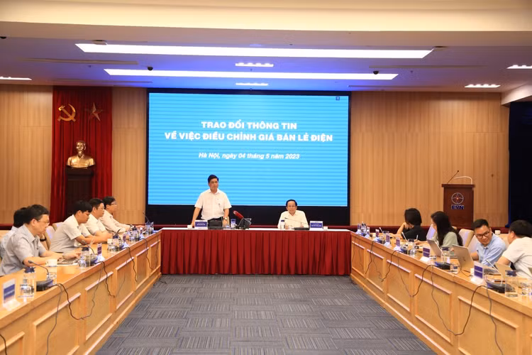 Ông Võ Quang Lâm - Phó Tổng giám đốc Tập đoàn Điện lực Việt Nam (EVN) trao đổi, làm rõ thông tin về việc điều chỉnh giá bán lẻ điện tăng 3% kể từ ngày 4/5/2023