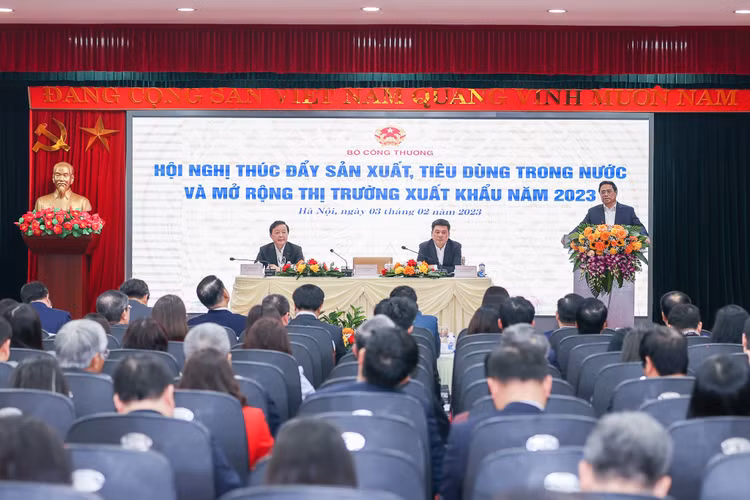 Thủ tướng Chính phủ Phạm Minh Chính phát biểu chỉ đạo tại Hội nghị thúc đẩy sản xuất, tiêu dùng trong nước và mở rộng thị trường xuất khẩu năm 2023 (Ảnh: Moit)