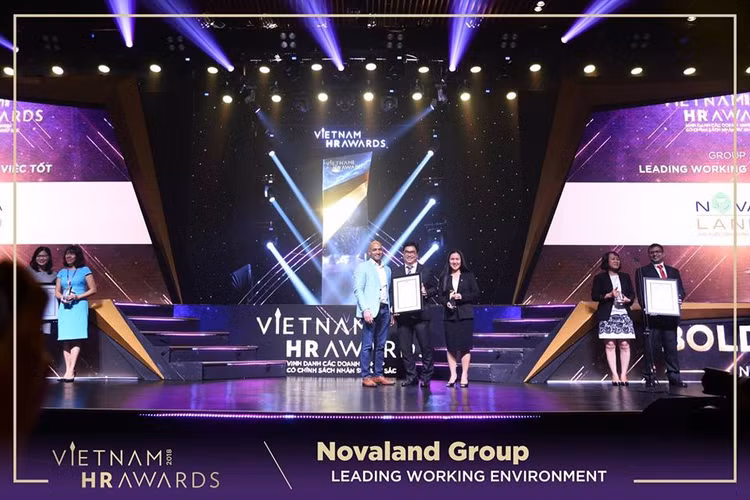 Đại diện Tập đoàn Novaland nhận giải Vietnam HR Awards 2018 