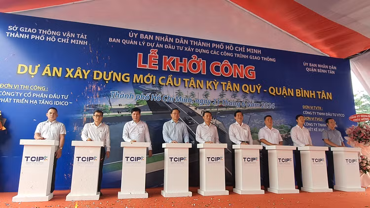 Lãnh đạo UBND TP.HCM bấm nút khởi công xây dựng cầu Tân Kỳ Tân Quý. Ảnh: Ngọc Tuấn