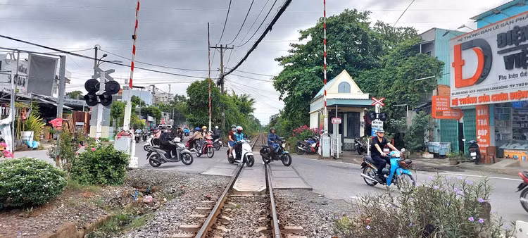 Sau thời gian gia hạn thêm 10 ngày, số lượng nhà thầu tham dự Gói thầu xây dựng hầm chui HC1 với đặc thù có hạng mục phải triển khai trong khu vực tuyến đường sắt Bắc - Nam đang khai thác, trong đô thị với mật độ chạy tàu cao vẫn chỉ thu hút 1 nhà thầu nộp HSDT. Ảnh: Ngọc Tuấn