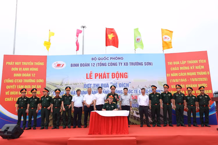 Các Ban điều hành dự án, công ty thành viên thuộc Tổng công ty Xây dựng Trường Sơn đã ký giao ước thi đua, thể hiện quyết tâm huy động cao nhất nguồn lực thiết bị, con người thực hiện các hạng mục xây dựng đảm nhiệm tại Cảng HKQT Long Thành. Ảnh: Ngọc Tuấn.