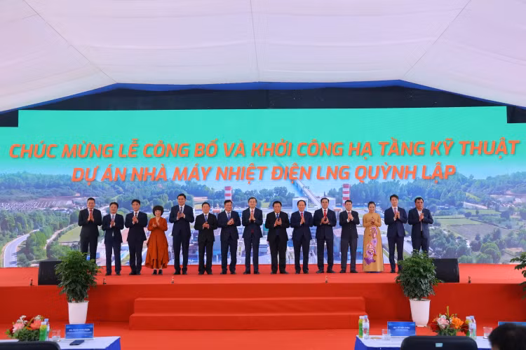 Các đại biểu thực hiện nghi thức khởi công hạ tầng kỹ thuật Dự án Nhà máy Nhiệt điện LNG Quỳnh Lập (ảnh: PVN)