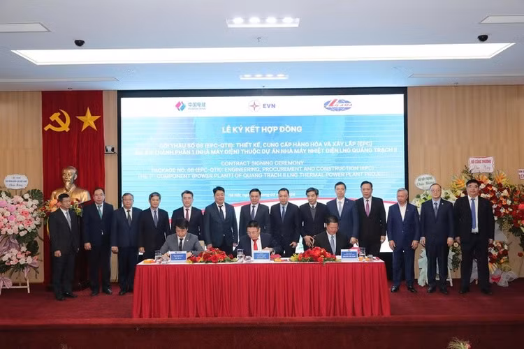 Lễ ký kết Hợp đồng Gói thầu số 08 (EPC-QTII) Thiết kế, cung cấp hàng hóa và xây lắp (EPC) - Dự án thành phần 1 (Nhà máy điện) thuộc Dự án Nhà máy Nhiệt điện LNG Quảng Trạch II (ảnh: EVN)