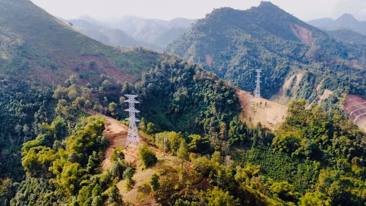 Một góc tuyến đường dây 220kV Than Uyên - Lào Cai (ảnh: EVN)