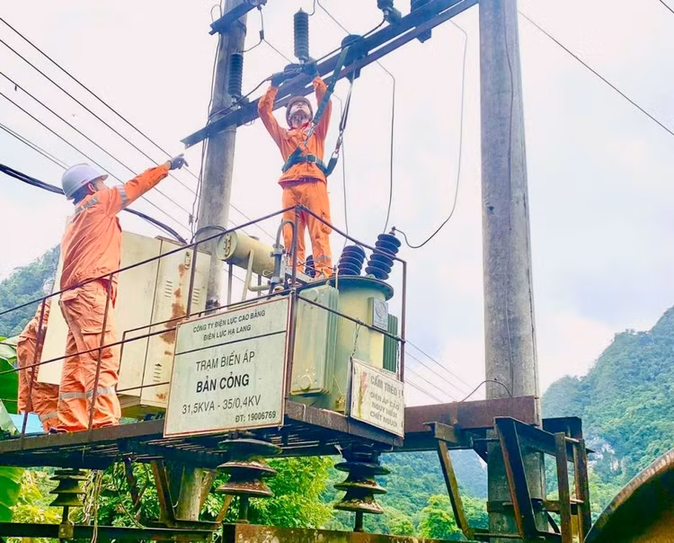 Cán bộ Điện lực Hạ Lang (Cao Bằng) tăng cường kiểm tra, sửa chữa, bảo dưỡng chống sét van cho trạm biến áp (ảnh: PC Cao Bằng)