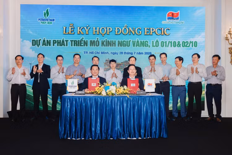Lễ ký kết hợp đồng EPCIC Dự án phát triển mỏ Kình Ngư Vàng, Lô 01/10 & 02/10 (ảnh: Vietsovpetro)