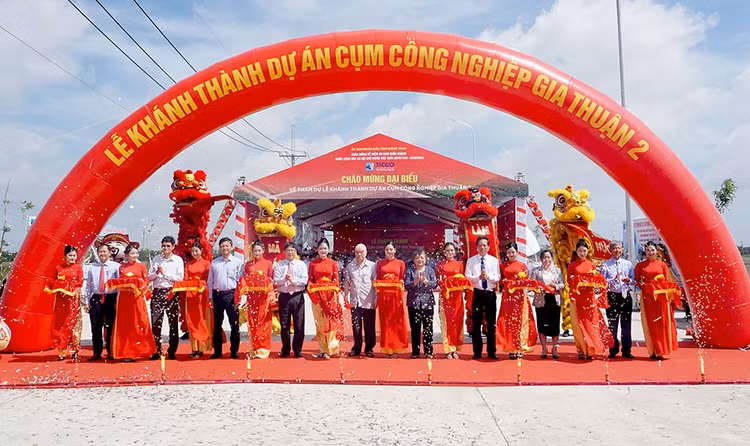 Các đại biểu thực hiện nghi thức khánh thành Dự án Cụm công nghiệp Gia Thuận 2 (ảnh: ĐT)
