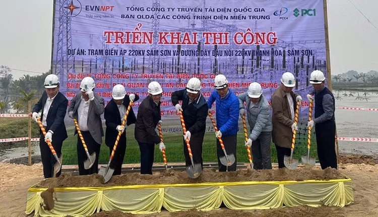 Cuối năm 2024, các đơn vị thực hiện nghi thức triển khai thi công Dự án TBA 220kV Sầm Sơn và đường dây đấu nối 220kV Thanh Hóa - Sầm Sơn (ảnh: Toàn Thắng)