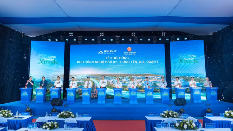 Các đại biểu thực hiện nghi thức bấm nút khởi công Khu công nghiệp Số 02 - Hưng Yên (ảnh: HP)