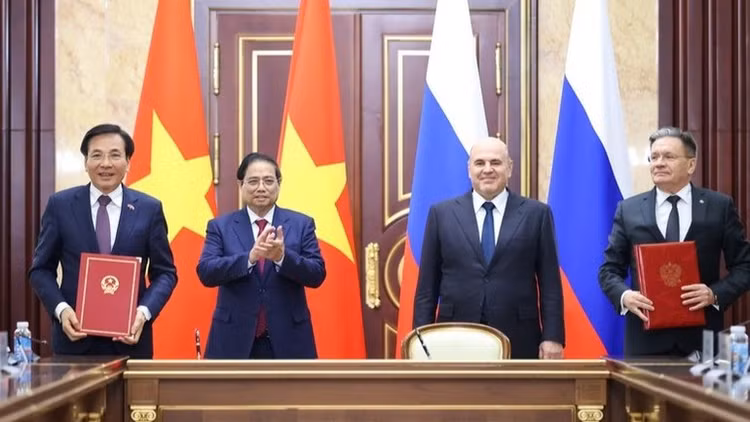 Thủ tướng Phạm Minh Chính và Thủ tướng Liên bang Nga Mikhail Mishustin chứng kiến Lễ ký kết Hiệp định về hợp tác xây dựng nhà máy điện hạt nhân trên lãnh thổ Việt Nam. (Ảnh: VGP/Nhật Bắc)