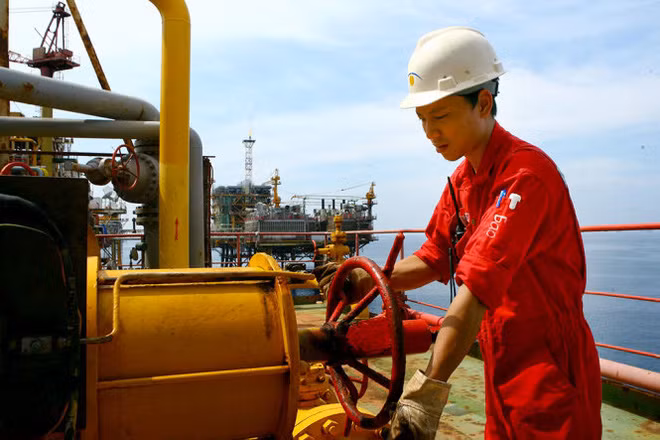 Giá dầu giảm sâu ảnh hưởng đến ngành công nghiệp dầu khí, từ khai thác đến dịch vụ, phải tính toán giảm sản lượng, lao động, chi phí... Trong ảnh: khai thác dầu khí tại giàn công nghệ trung tâm số 2 ở mỏ Bạch Hổ của Vietsovpetro - Ảnh: Huy Hùng