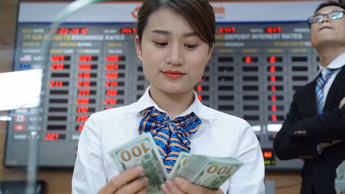 Giá USD bán ra tại ngân hàng thương mại cao nhất đến chiều 28/3 đã ở mức 22.870 VND - Ảnh: Quang Phúc.