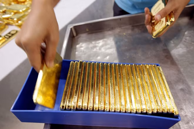 Mỗi ounce vàng quốc tế hiện khoảng 1.220 USD. Ảnh: Bloomberg.