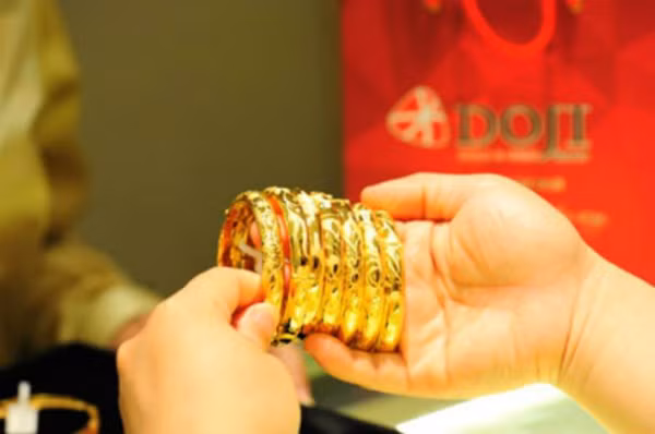 Giá vàng trong nước giảm dè dặt.