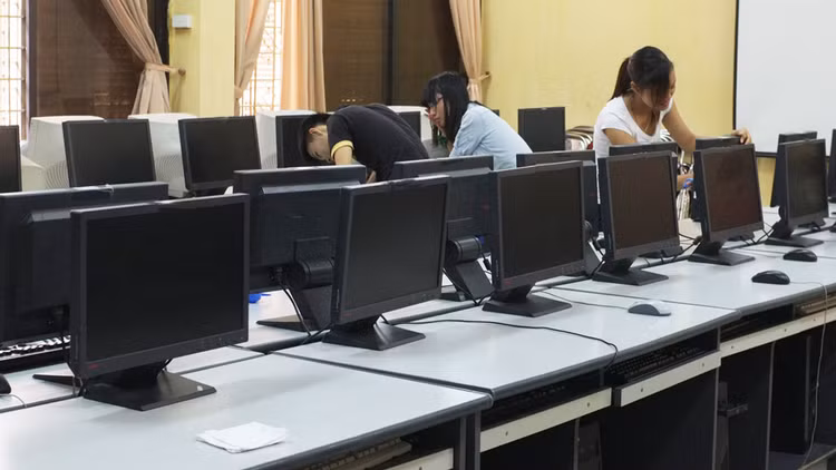 Bên mời thầu đánh giá không chính xác tính năng, thông số kỹ thuật và tiêu chuẩn chất lượng của sản phẩm máy tính, dẫn đến sai lệch kết quả đấu thầu