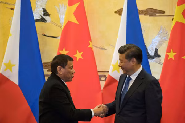 Tổng thống Philippines hôm nay bắt tay với Chủ tịch Trung Quốc tại Bắc Kinh. Ảnh:Reuters