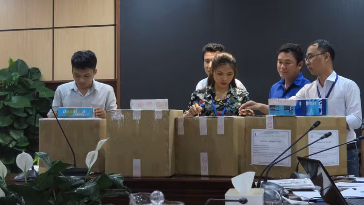 Nhà thầu ký xác nhận hồ sơ dự thầu còn nguyên niêm phong tại Lễ mở 2 gói thầu tại Trường Đại học Y Dược TP.HCM. Ảnh: Văn Huyền