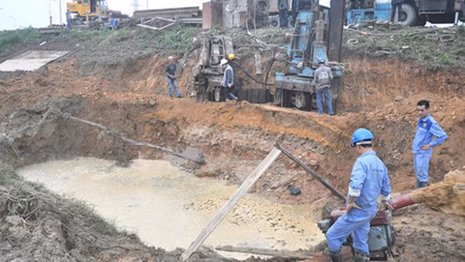 Tuyến ống nước sông Đà giai đoạn 1 đã nhiều lần bị vỡ đường ống, chủ đầu tư giải thích tuyến ống nước sông Đà giai đoạn 2 đã rút kinh nghiệm từ giai đoạn 1 nên mới chọn chất liệu ống là gang dẻo - Ảnh: Tư liệu TTO