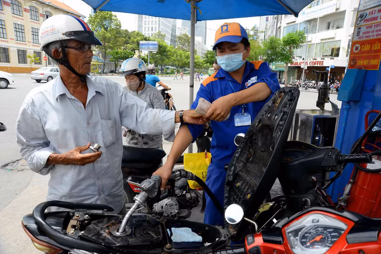 Các loại nhiên liệu gây phát thải như xăng, dầu đang được tiêu thụ ở mức độ lớn và phải “cõng” rất nhiều loại thuế, phí. Ảnh: Thanh Hằng