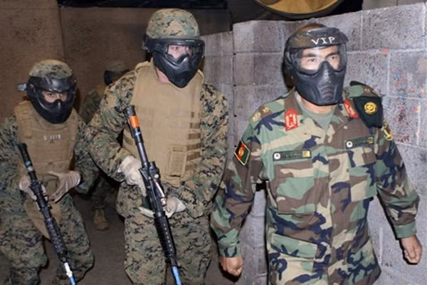 Binh sĩ Afghanistan tập luyện trong chuyến thăm căn cứ quân sự ở bang California, Mỹ năm 2010. Ảnh: Reuters