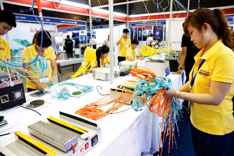 Tham gia FTA thế hệ mới là một cú huých mới với những quy định, những cam kết đòi hỏi Việt Nam phải vươn lên để vận hành một nền kinh tế phát triển, công khai, minh bạch, bình đẳng với mọi thành phần. Ảnh: Lê Tiên