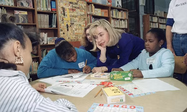Bà Hillary Clinton gặp gỡ các học sinh thuộc một trường công lập ở New York vào năm 1993. Ảnh: AP