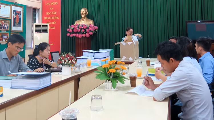 Bên mời thầu tiến hành mở hồ sơ đề xuất kỹ thuật của các nhà thầu nộp đúng quy định. Ảnh: Văn Huyền