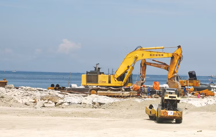 Công ty CP Xây dựng hạ tầng kỹ thuật Gia Lộc chỉ được thuê cung cấp thiết bị thi công để san lấp mặt bằng khu vực nhà máy của Dự án Khu liên hợp Lọc hóa dầu Nghi Sơn. Ảnh: Công Thu