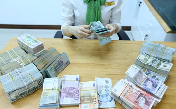 Trước mắt và trong ngắn hạn, tỷ giá USD/VND - một biểu hiện từ tác động của quyết định tăng lãi suất của FED đã không có biến động lớn, thị trường ổn định.
