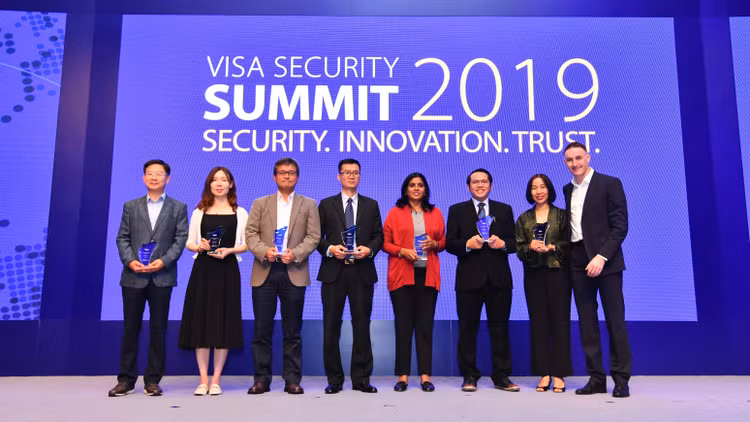 Đại diện Tổ chức thẻ quốc tế Visa, Vietcombank cùng một số đơn vị được trao thưởng tại buổi lễ