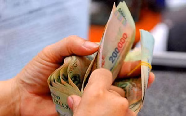 Cơ quan thẩm tra của Quốc hội đồng tình với đề xuất của Chính phủ, tăng lương cơ sở lên mức 1,3 triệu đồng một tháng.