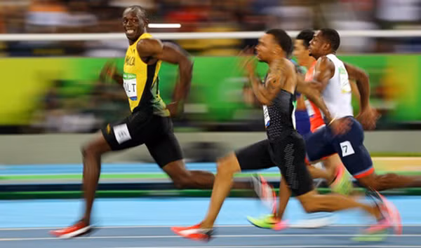 Usain Bolt (trái) có hợp đồng quảng cáo với rất nhiều công ty nổi tiếng thế giới. Ảnh:Reuters