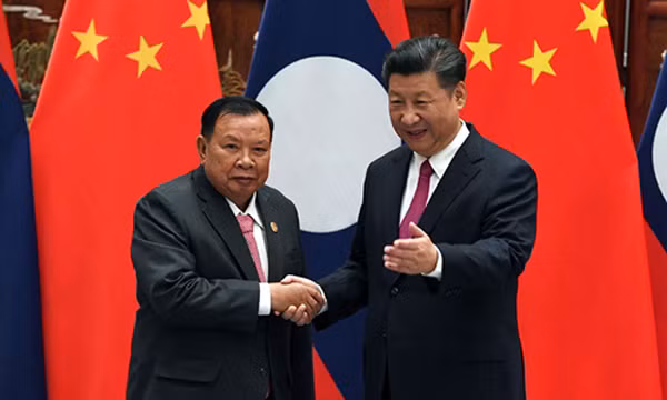 Chủ tịch Trung Quốc Tập Cận Bình (phải) và Chủ tịch Lào Bounnhang Vorachith. Ảnh: AFP