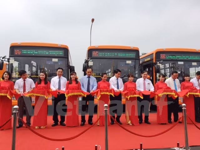Các đại biểu cắt băng khai trương tuyến buýt 86 Ga Hà Nội-sân bay Nội Bài đi vào hoạt động. (Ảnh: Việt Hùng/Vietnam+)