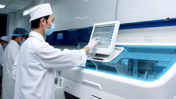 Một số hãng cho, tặng máy xét nghiệm hệ đóng, nên cơ sở y tế phải mua vật tư hóa chất của hãng đó với giá không cạnh tranh. Ảnh: Lê Tiên